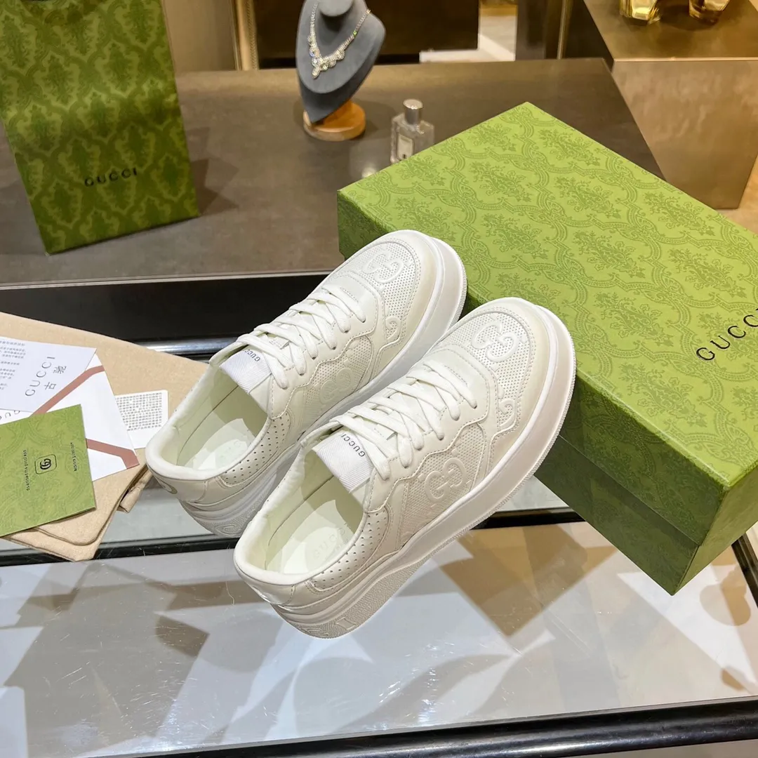 ✨Ex-factory price p480✨ Women's Shoes Women's Clothing Women's Shoes Women's Clothing Women's Shoes Women's Clothing Gucci - the new Chunky B series lightweight soft thick sole sports series! G's couple's white shoes, Gucci counter style, Gucci catwalk style! The style design is light, luxurious and retro...thick sole increases height...similar to an upgraded version of classic white shoes! Original customized cowhide fabric (classic old floral fabric, perforation, embossing process), cowhide lining, original foam lightweight outsole, GG Logo on the heel, 4cm thick sole, classic Gucci webbing... Women's 35-40/Men's 38-44 (full size)